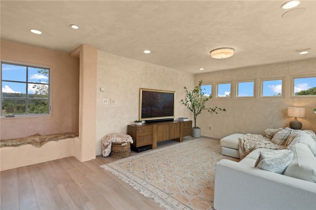 23 Lavadero Road, Santa Fe, NM 87506