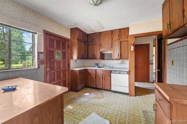 9282 Wayne Road, Romulus, MI 48174