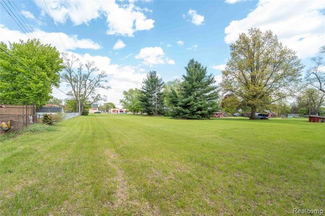 9282 Wayne Road, Romulus, MI 48174