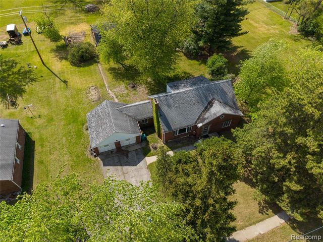 9282 Wayne Road, Romulus, MI 48174