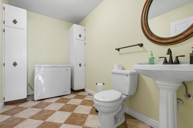 6 Ruyak Point, Minot, ND 58703