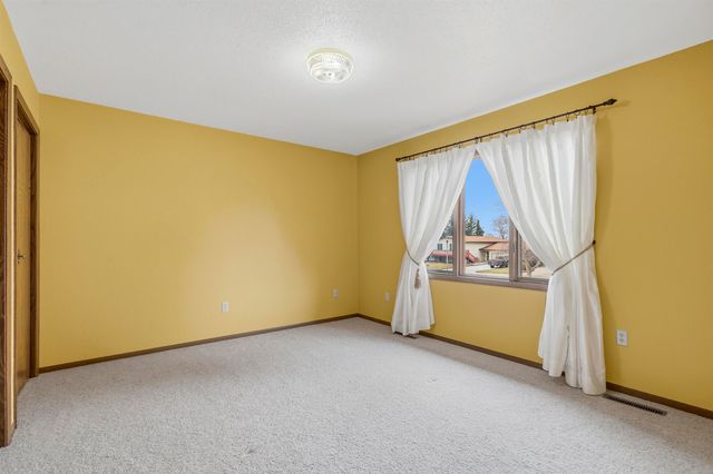 6 Ruyak Point, Minot, ND 58703