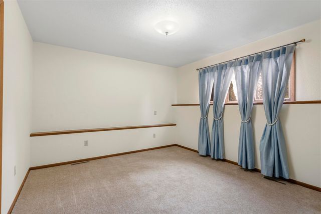 6 Ruyak Point, Minot, ND 58703