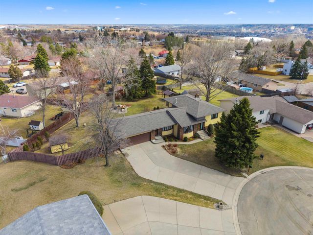 6 Ruyak Point, Minot, ND 58703