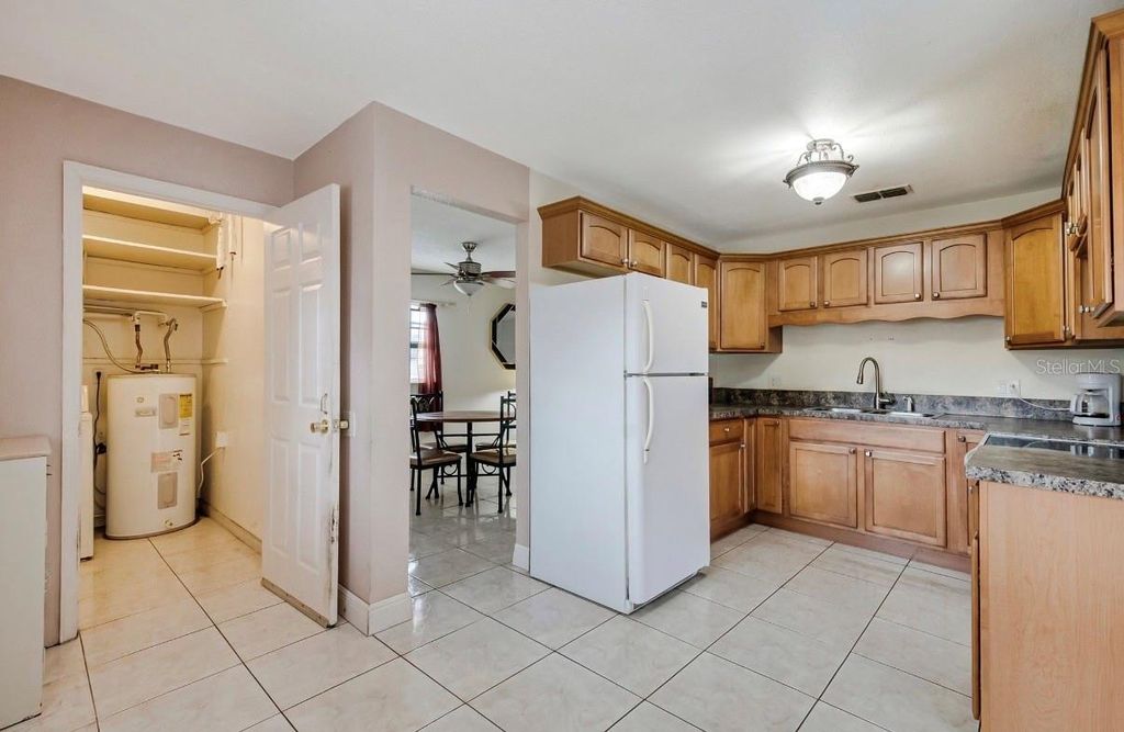 Image 7 of property listing at 2370 VALLEY AVENUE, Kissimmee, FL 34744