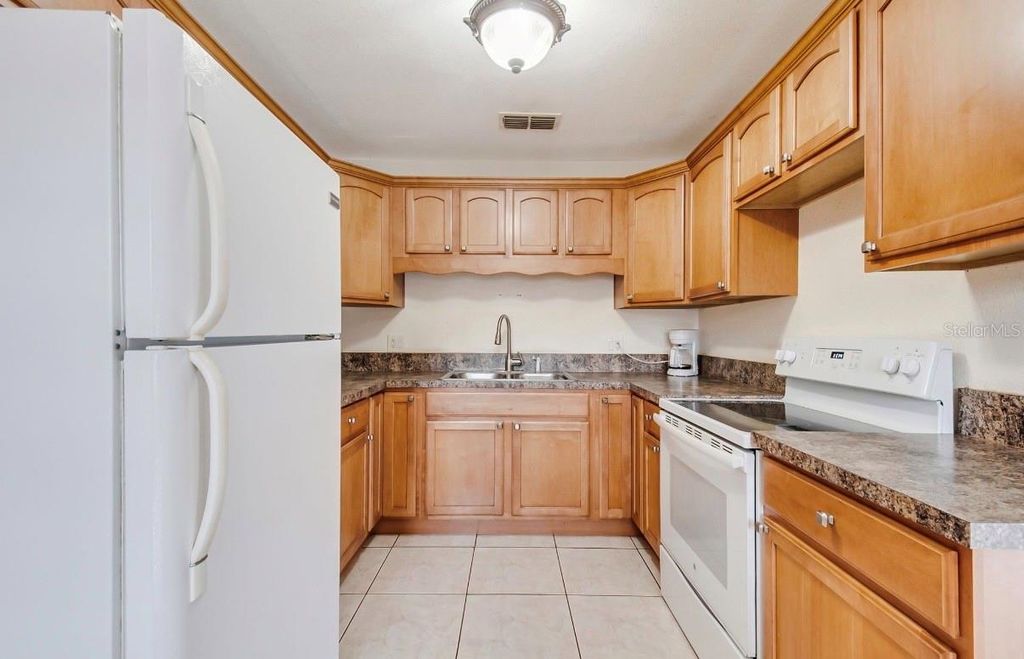 Image 8 of property listing at 2370 VALLEY AVENUE, Kissimmee, FL 34744