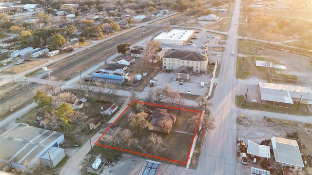 111 W York Street, Ganado, TX 77962