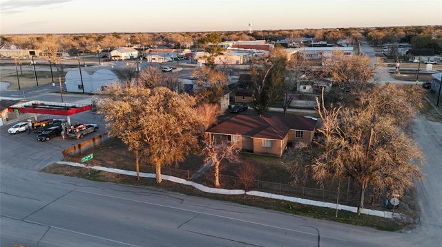 111 W York Street, Ganado, TX 77962