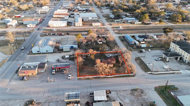 111 W York Street, Ganado, TX 77962