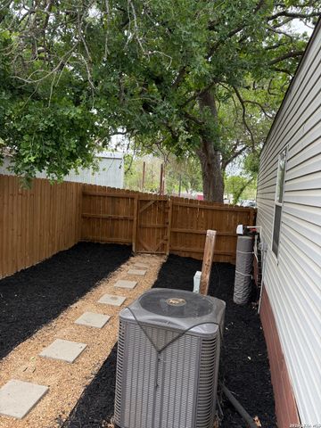 240 creekside, Floresville, TX 78114