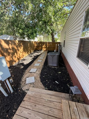 240 creekside, Floresville, TX 78114