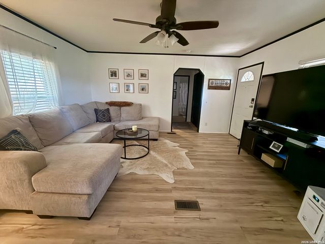 240 creekside, Floresville, TX 78114