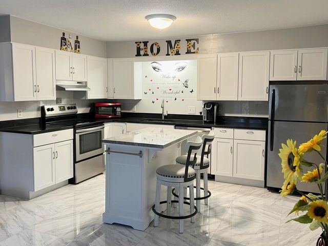5 Autumn Leaf Dr Apt 16, Nashua, NH 03060