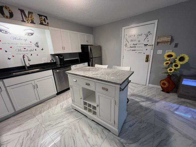 5 Autumn Leaf Dr Apt 16, Nashua, NH 03060