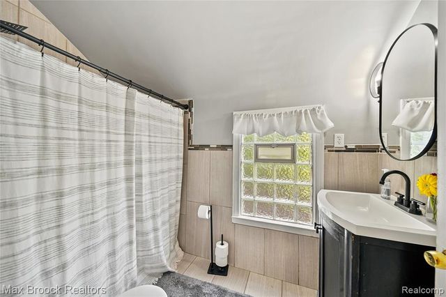 19782 Sumner, Redford, MI 48240