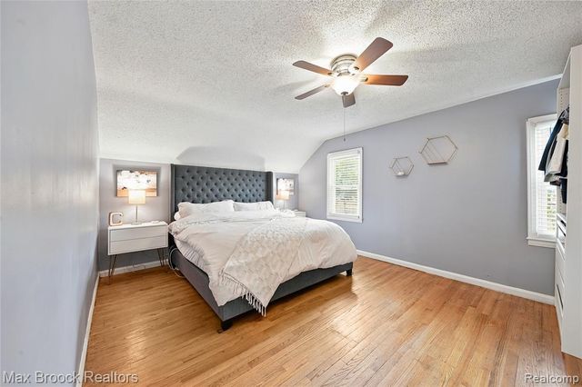 19782 Sumner, Redford, MI 48240