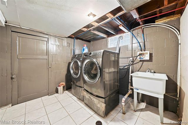 19782 Sumner, Redford, MI 48240