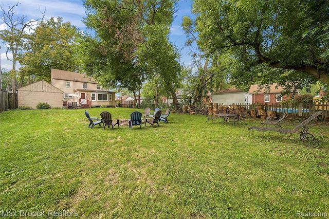 19782 Sumner, Redford, MI 48240