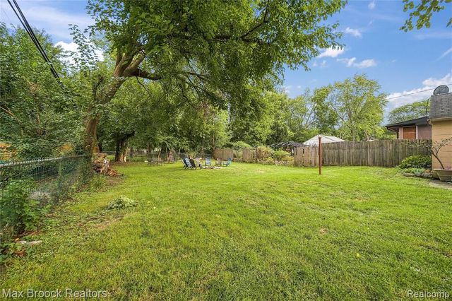19782 Sumner, Redford, MI 48240