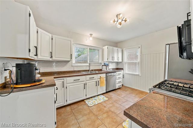 19782 Sumner, Redford, MI 48240