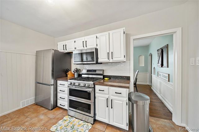 19782 Sumner, Redford, MI 48240