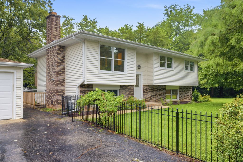 27W440 Central Avenue, Warrenville, IL 60555