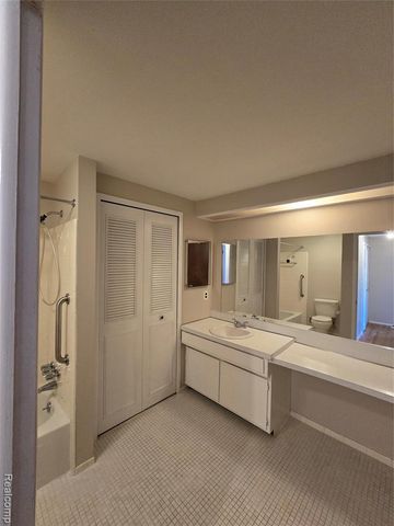 30107 Lorraine Avenue 4, Warren, MI 48093