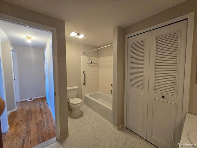 30107 Lorraine Avenue 4, Warren, MI 48093