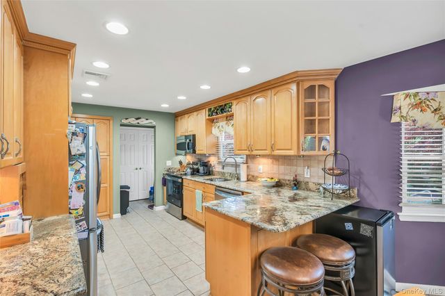 18 Ron Court, Commack, NY 11725