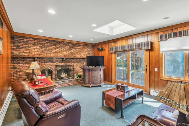 18 Ron Court, Commack, NY 11725