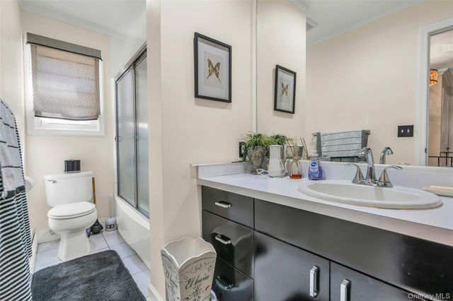 18 Ron Court, Commack, NY 11725