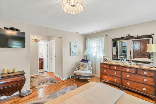 18 Ron Court, Commack, NY 11725
