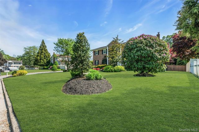 18 Ron Court, Commack, NY 11725