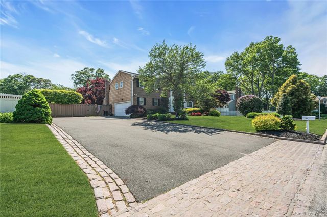 18 Ron Court, Commack, NY 11725