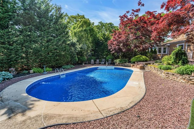 18 Ron Court, Commack, NY 11725
