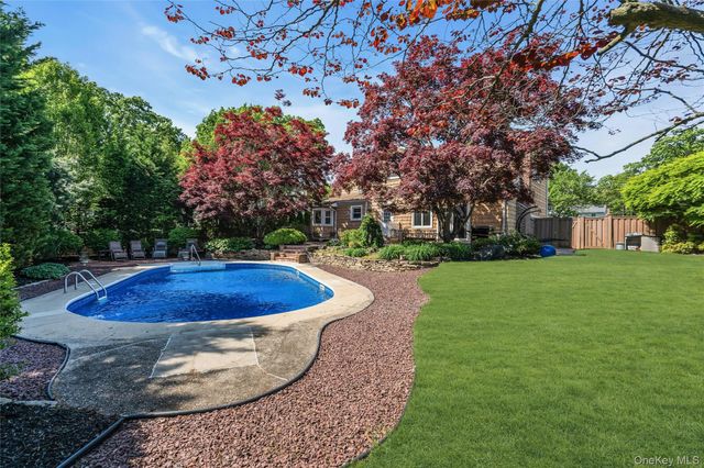 18 Ron Court, Commack, NY 11725
