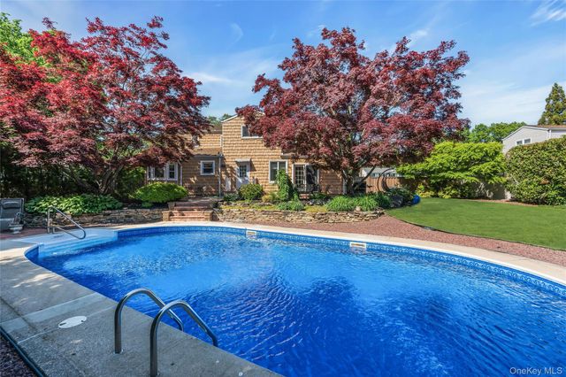 18 Ron Court, Commack, NY 11725
