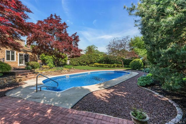 18 Ron Court, Commack, NY 11725
