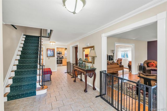 18 Ron Court, Commack, NY 11725