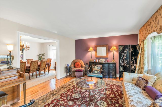 18 Ron Court, Commack, NY 11725