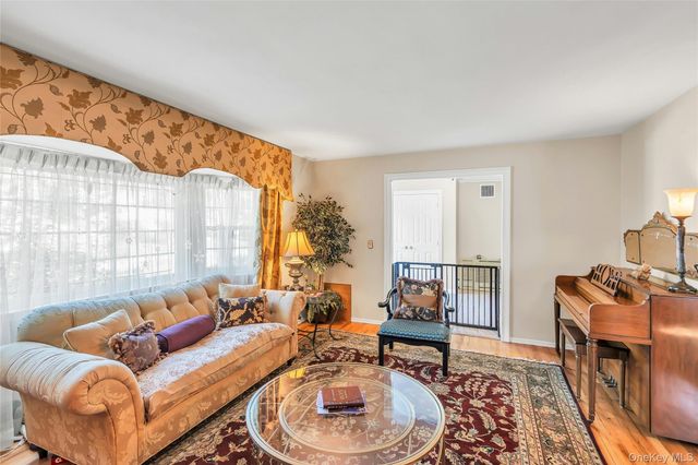 18 Ron Court, Commack, NY 11725