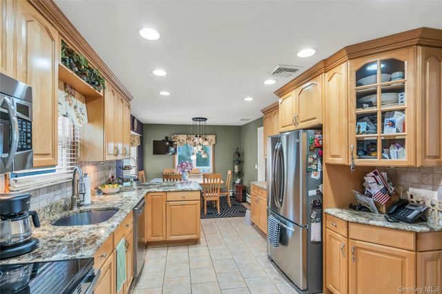18 Ron Court, Commack, NY 11725