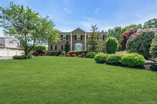 18 Ron Court, Commack, NY 11725