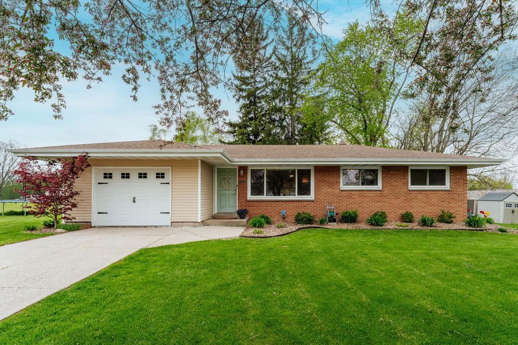 16401 W Addison AVENUE, New Berlin, WI 53151