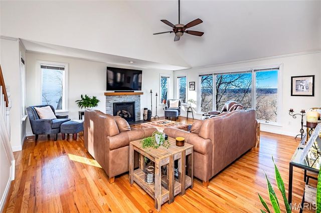 5921 Summerhedge Place, St Louis, MO 63128