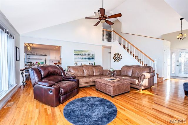 5921 Summerhedge Place, St Louis, MO 63128