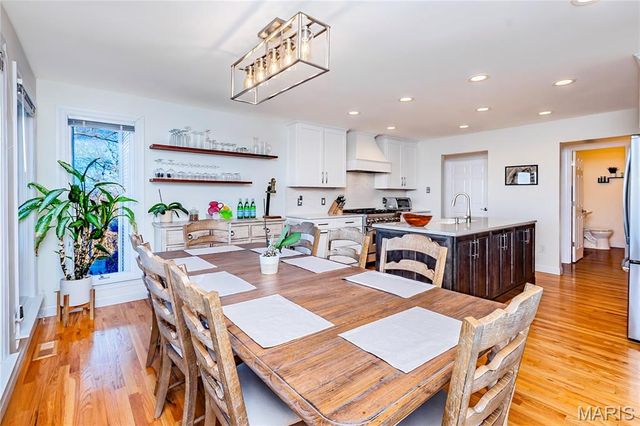 5921 Summerhedge Place, St Louis, MO 63128