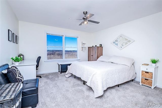 5921 Summerhedge Place, St Louis, MO 63128