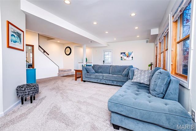 5921 Summerhedge Place, St Louis, MO 63128