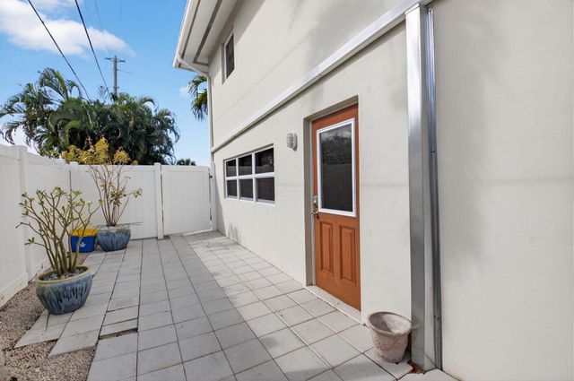 2830 SW 6th Street, Boynton Beach, FL 33435